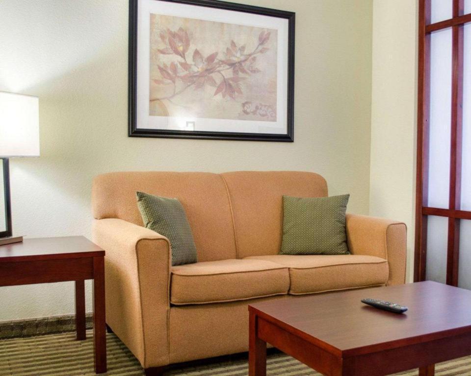 Comfort Suites Greenwood Esterno foto